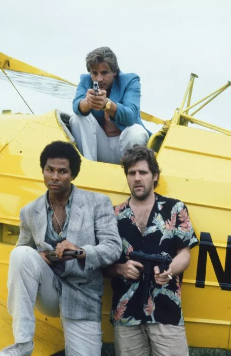 Don Johnson (Detective James Crockett), Glenn Frey, Philip Michael Thomas (Detective Ricardo Tubbs) zdroj: imdb.com