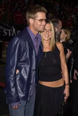 Brad Pitt, Jennifer Aniston (Emily Poule) zdroj: imdb.com 
promo k filmu