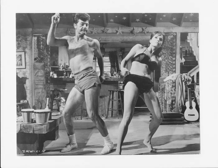 Barrie Chase (Sylvester’s Girlfriend), Dick Shawn (Sylvester Marcus) zdroj: imdb.com