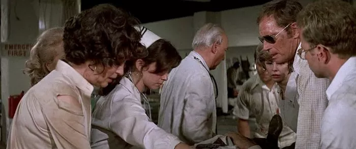 Charlton Heston (Graff), Ava Gardner (Remy), Lloyd Nolan (Dr. Vance) zdroj: imdb.com
