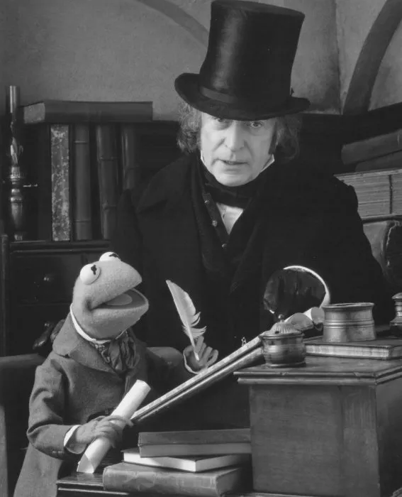 Michael Caine (Scrooge), Steve Whitmire (Kermit the Frog as Bob Cratchit) zdroj: imdb.com