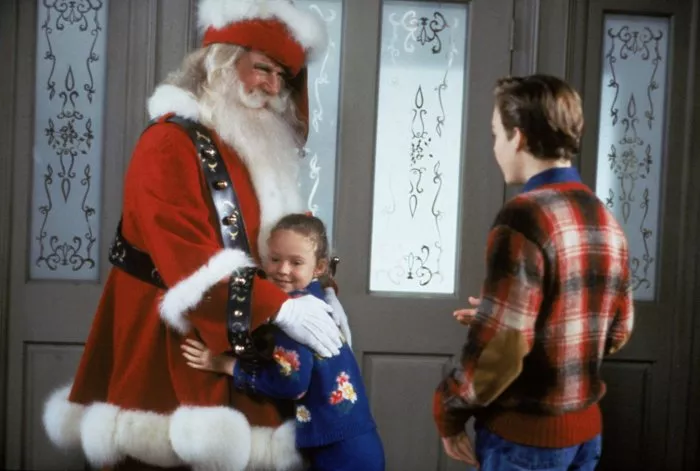 Thora Birch, Leslie Nielsen (Santa), Ethan Embry zdroj: imdb.com