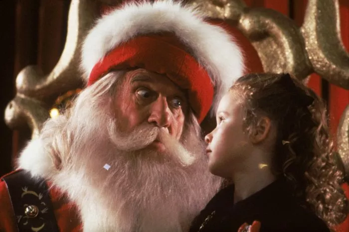 Thora Birch, Leslie Nielsen (Santa) zdroj: imdb.com