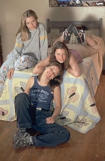 Piper Perabo (Pauline ’Paulie’ Oster), Mischa Barton (Mary ’Mouse’ Bedford), Jessica Paré (Victoria ’Tori’ Moller) zdroj: imdb.com