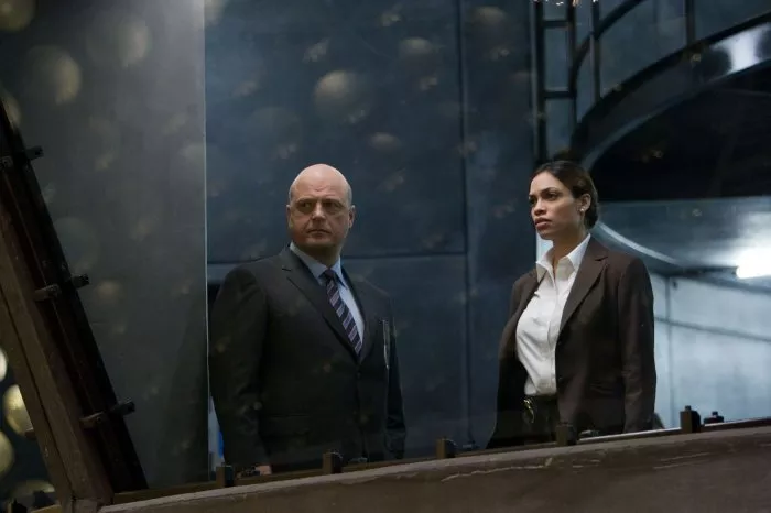 Michael Chiklis (Defense Secretary Callister), Rosario Dawson (Zoe Perez) zdroj: imdb.com