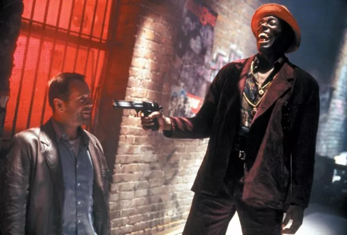Bruce Willis (Joe Hallenbeck), Badja Djola (Alley Thug) zdroj: imdb.com