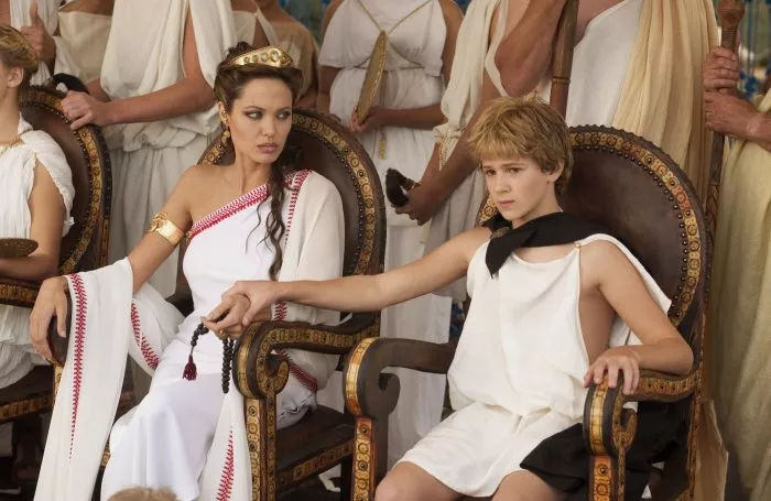 Angelina Jolie (Olympias), Connor Paolo (Young Alexander) zdroj: imdb.com