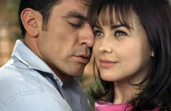 Aracely Arámbula (Perla Gutiérrez Vázquez), Jorge Salinas (Gabriel Quesada Barragán) zdroj: imdb.com