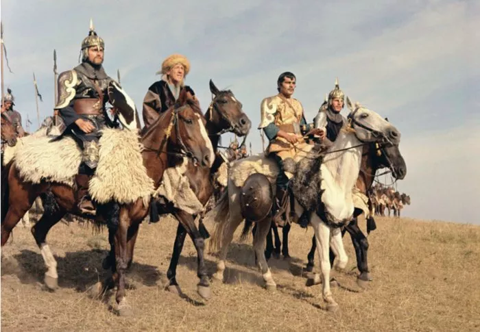 Omar Sharif (Genghis Khan), Kenneth Cope (Subodai), Don Borisenko (Jebai), Michael Hordern (Geen) zdroj: imdb.com