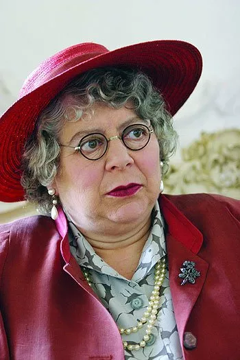 Miriam Margolyes (Aunt Bessie)