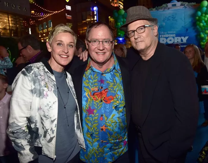 Albert Brooks (Marlin), Ellen DeGeneres (Dory), John Lasseter zdroj: imdb.com 
promo k filmu