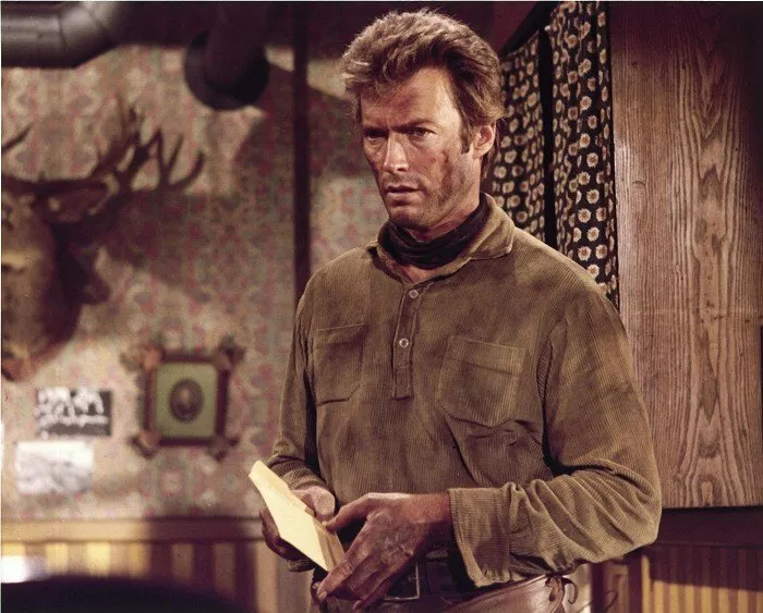 Clint Eastwood (Marshal Jed Cooper)