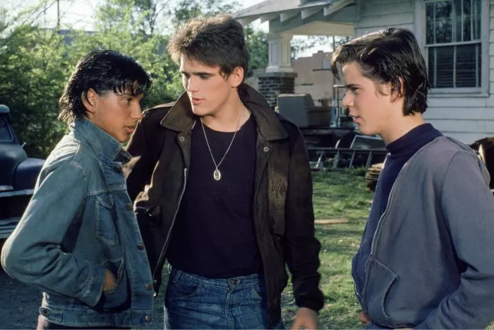Matt Dillon (Dallas Winston), C. Thomas Howell (Ponyboy Curtis), Ralph Macchio (Johnny Cade) zdroj: imdb.com