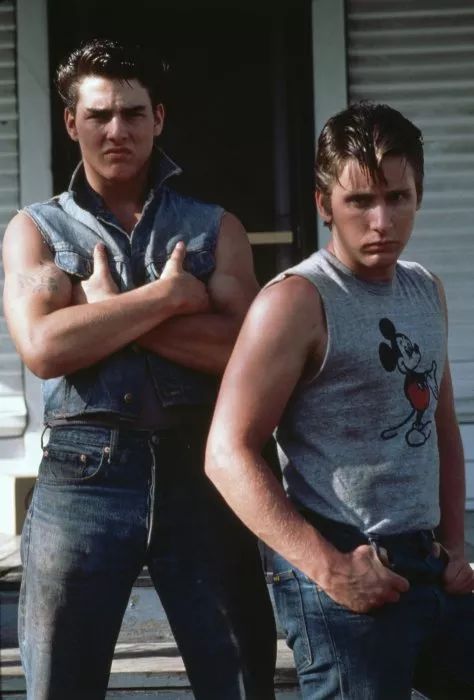 Tom Cruise (Steve Randle), Emilio Estevez (Two-Bit Matthews) zdroj: imdb.com 
promo k filmu