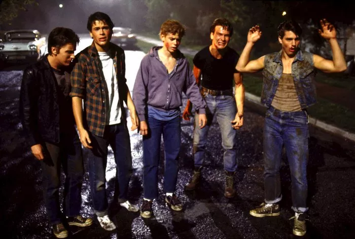 Tom Cruise (Steve Randle), Emilio Estevez (Two-Bit Matthews), Rob Lowe (Sodapop Curtis), Patrick Swayze (Darrel Curtis), C. Thomas Howell (Ponyboy Curtis) zdroj: imdb.com