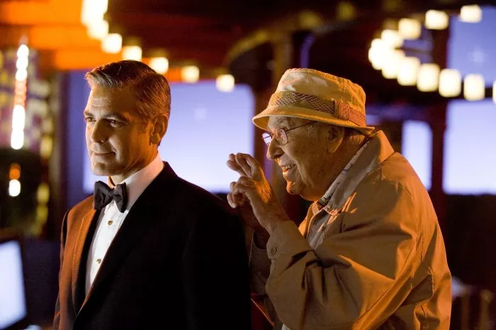 George Clooney (Danny Ocean), Carl Reiner (Saul Bloom) zdroj: imdb.com