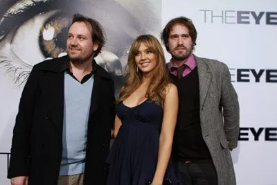 Jessica Alba (Sydney Wells), Xavier Palud, David Moreau zdroj: imdb.com 
promo k filmu