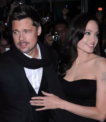 Brad Pitt, Angelina Jolie (Christine Collins) zdroj: imdb.com 
promo k filmu