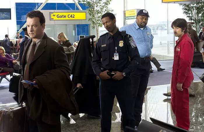 Tom Hanks (Viktor Navorski), Chi McBride (Mulroy), Corey Reynolds (Waylin), Diego Luna (Enrique Cruz)