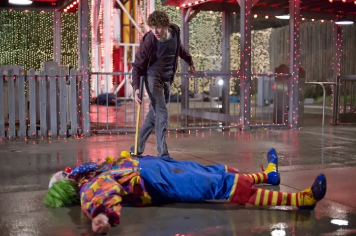 Jesse Eisenberg (Columbus), Derek Graf (Clown Zombie) zdroj: imdb.com