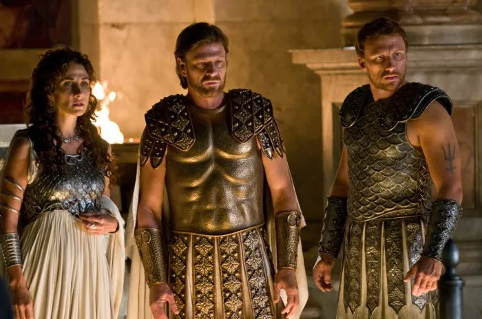 Sean Bean (Zeus), Melina Kanakaredes (Athena), Kevin McKidd (Poseidon) zdroj: imdb.com