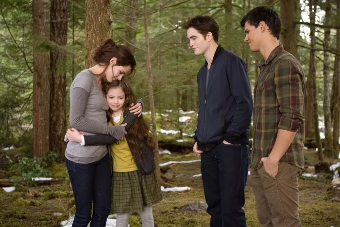 Kristen Stewart (Bella Swan), Taylor Lautner (Jacob Black), Robert Pattinson (Edward Cullen), Mackenzie Foy (Renesmee) zdroj: imdb.com
