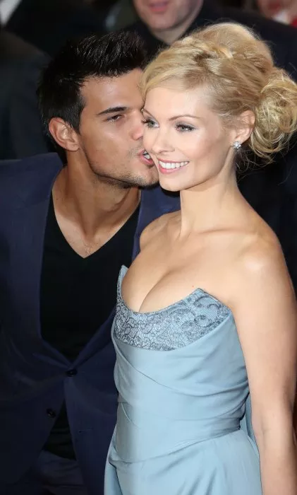 Taylor Lautner (Jacob Black), MyAnna Buring (Tanya) zdroj: imdb.com 
promo k filmu