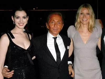 Gwyneth Paltrow, Anne Hathaway, Valentino Garavani zdroj: imdb.com 
promo k filmu