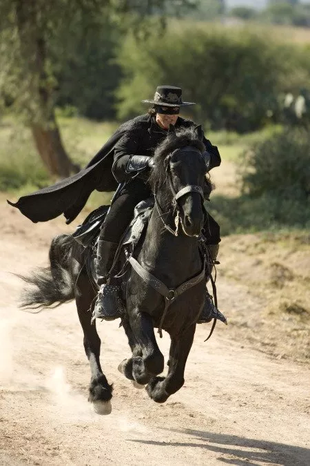 Antonio Banderas (Don Alejandro de la Vega) zdroj: imdb.com