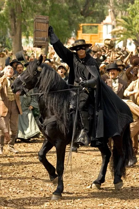 Antonio Banderas (Don Alejandro de la Vega) zdroj: imdb.com