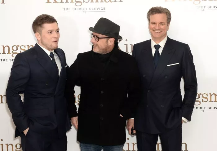 Colin Firth (Harry Hart), Matthew Vaughn, Taron Egerton (Gary ’Eggsy’ Unwin) zdroj: imdb.com 
promo k filmu