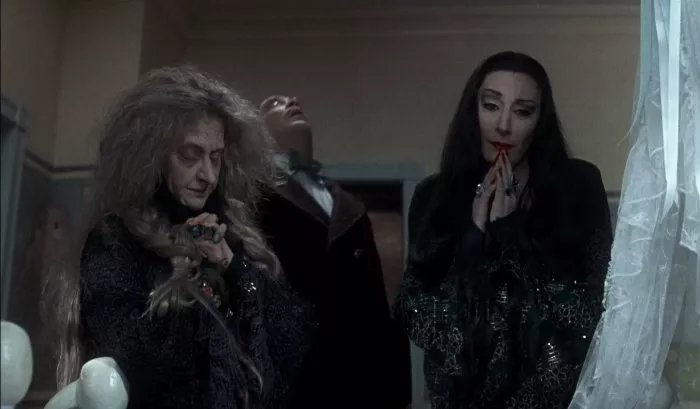Raúl Juliá (Gomez Addams), Anjelica Huston (Morticia Addams), Carol Kane (Granny) zdroj: imdb.com
