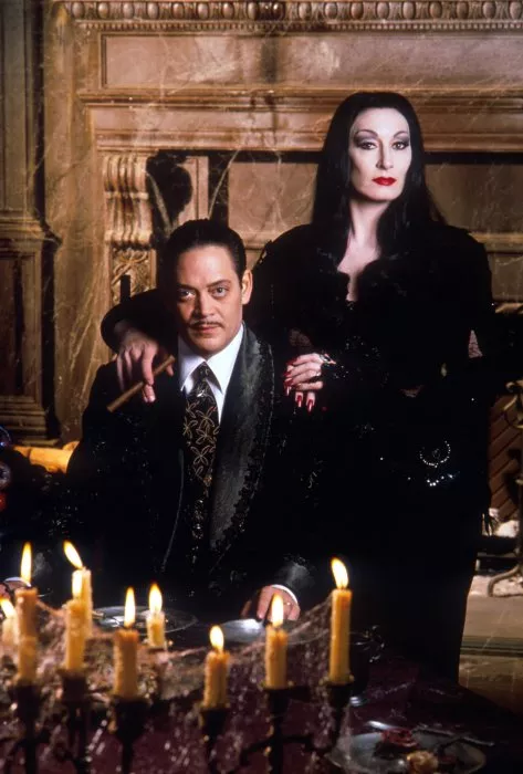Raúl Juliá (Gomez Addams), Anjelica Huston (Morticia Addams) zdroj: imdb.com