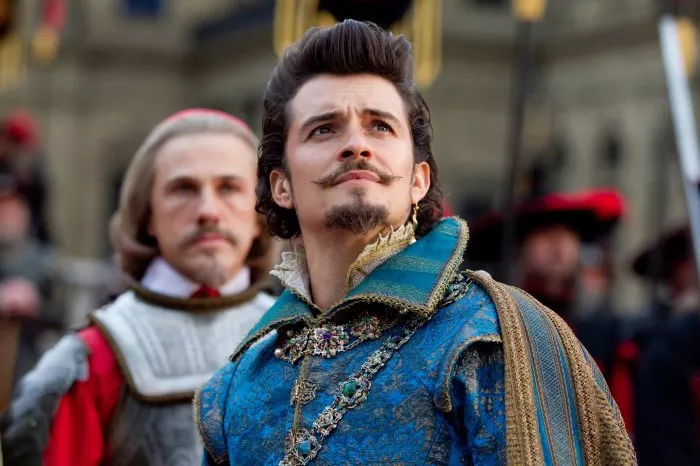 Orlando Bloom (Duke of Buckingham), Christoph Waltz (Richelieu) zdroj: imdb.com