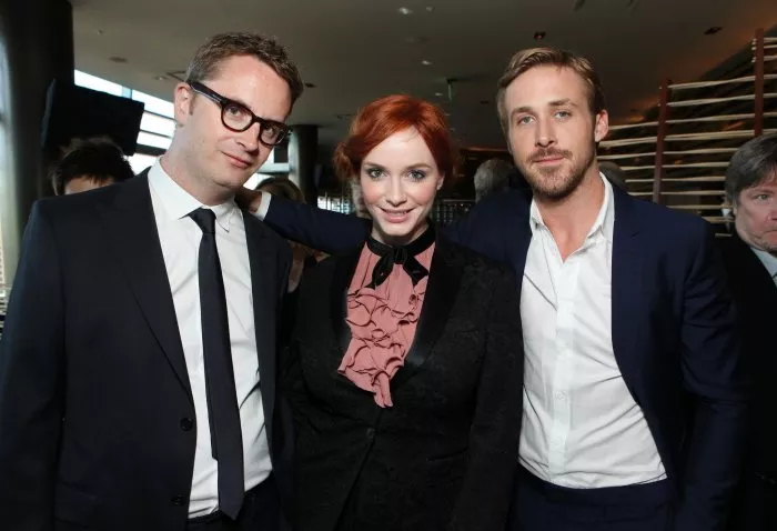 Ryan Gosling (Driver), Christina Hendricks (Blanche), Nicolas Winding Refn zdroj: imdb.com 
promo k filmu
