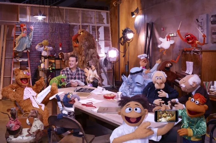 Jason Segel (Gary), Miss Piggy, The Muppets, Kermit the Frog, Fozzie Bear zdroj: imdb.com