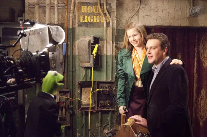 Amy Adams (Mary), Jason Segel (Gary), Kermit the Frog zdroj: imdb.com