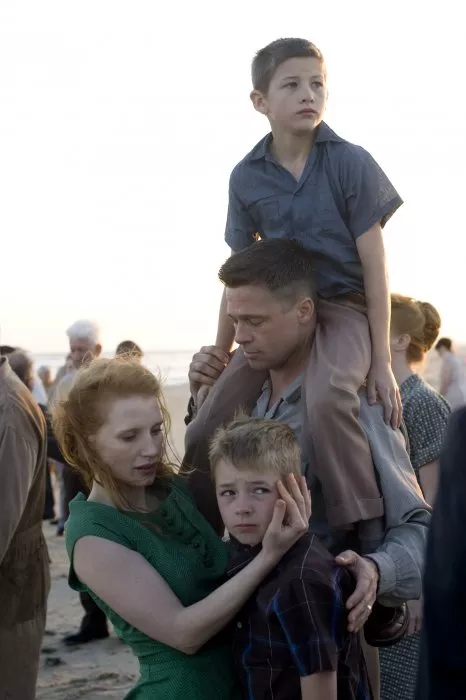 Brad Pitt (Mr. O’Brien), Jessica Chastain (Mrs. O’Brien), Tye Sheridan (Steve), Laramie Eppler (R.L.) zdroj: imdb.com
