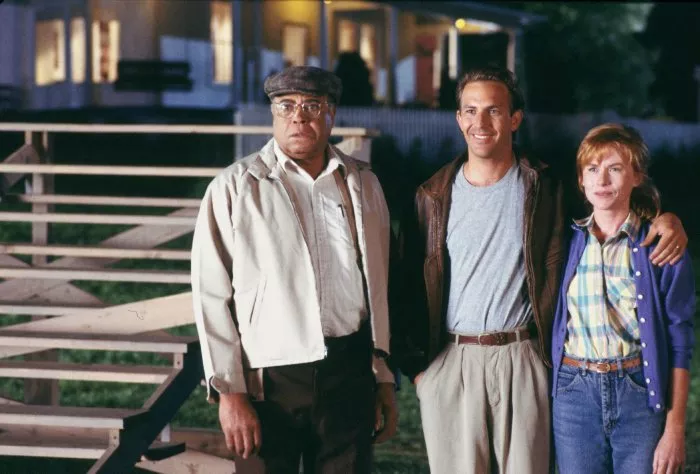 Kevin Costner (Ray Kinsella), James Earl Jones (Terence Mann), Amy Madigan (Annie Kinsella) zdroj: imdb.com