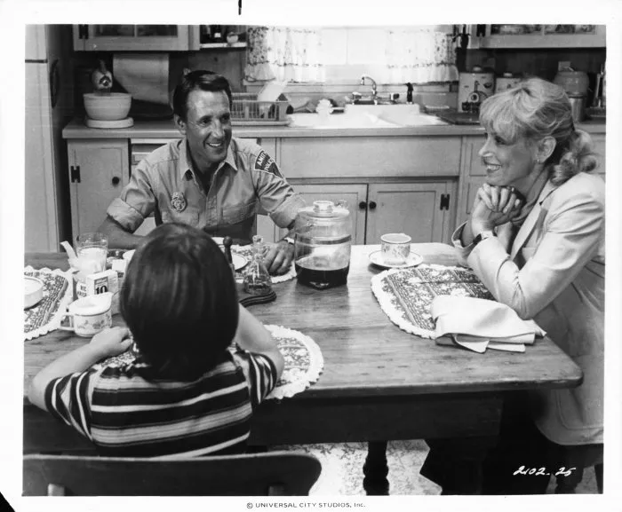 Roy Scheider (Brody), Lorraine Gary (Ellen Brody), Marc Gilpin (Sean) zdroj: imdb.com