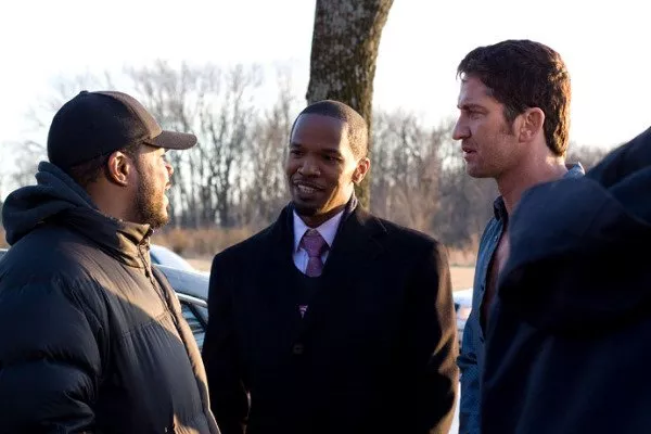 Jamie Foxx (Nick Rice), Gerard Butler (Clyde Shelton), F. Gary Gray (Detective with Evidence Bag) zdroj: imdb.com
