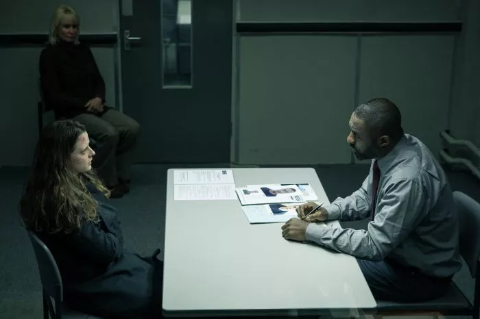 Idris Elba (DCI John Luther), Gemma Lawrence zdroj: imdb.com