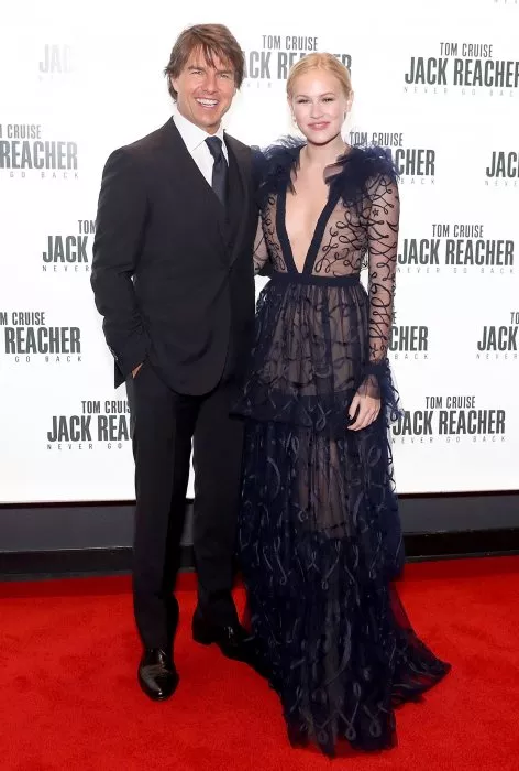 Tom Cruise (Jack Reacher), Danika Yarosh (Samantha) zdroj: imdb.com 
promo k filmu