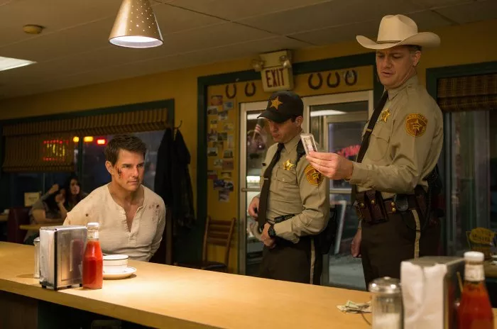 Tom Cruise (Jack Reacher), Jason Douglas (Sheriff), Judd Lormand (Local Deputy) zdroj: imdb.com