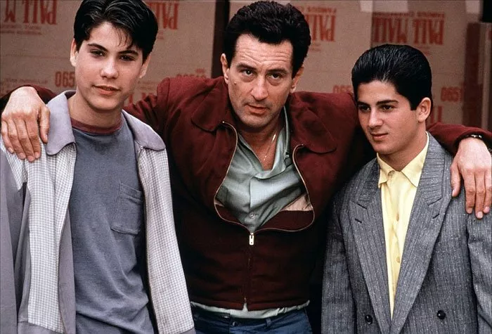 Christopher Serrone (Young Henry), Robert De Niro (James Conway), Joe D’Onofrio (Young Tommy)