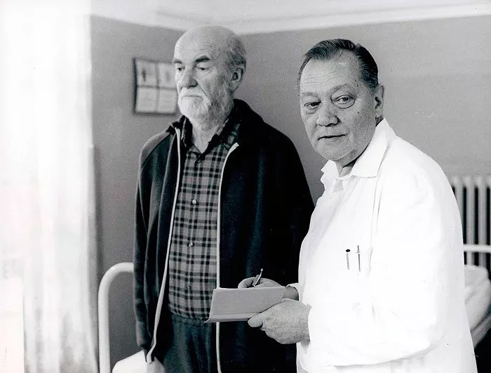 Miroslav Macháček (malíř Ament, pacient), Rudolf Hrušínský (hlavní ošetřovatel Bohuslav Masák)