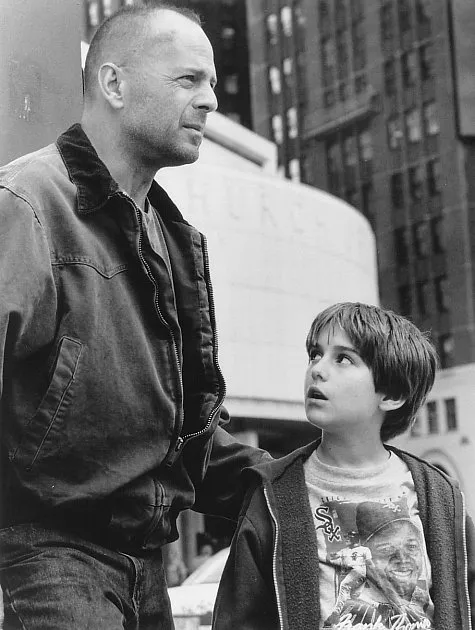 Bruce Willis (Art Jeffries), Miko Hughes (Simon Lynch) zdroj: imdb.com