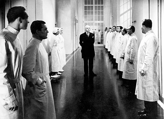 Bílá nemoc (1937) - asistent na klinice