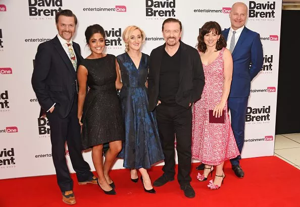 Ricky Gervais, Jo Hartley, Mandeep Dhillon, Abbie Murphy zdroj: imdb.com 
promo k filmu