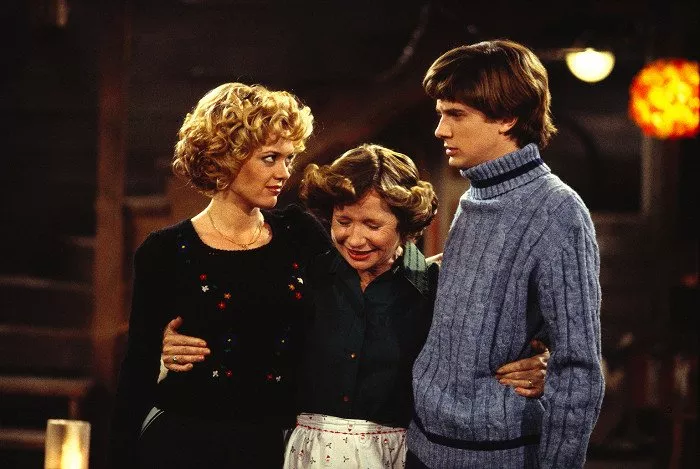Lisa Robin Kelly (Laurie Forman), Debra Jo Rupp (Kitty Forman), Topher Grace (Eric Forman)